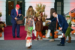 El presidente Donald Trump y la primera dama Melania Trump reparten dulces a los niños en el evento de Halloween de la Casa Blanca.